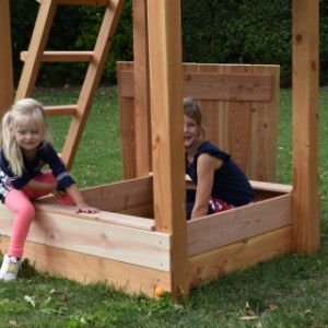 Het speeltoestel Yard is voorzien van een houten zandbak