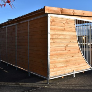 Hondenkennel met dicht houten wanden