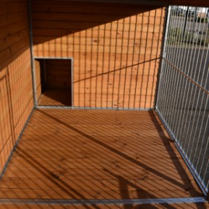 Metalen hondenkennel met gebeitst hout