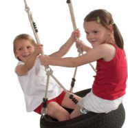 Autobandschommel horizontaal: dubbel schommelplezier voor 2 kinderen.