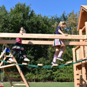 Houten speeltoestel Yard met een leuke loopbrug