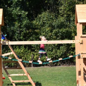 De loopbrug Wave is gemaakt van touwen en hout