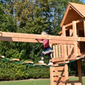 Houten brug Wave beweegt als je erover loopt