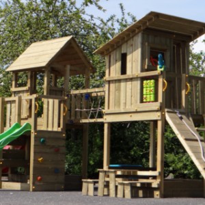 Het speeltoestel Park bestaat uit de speeltorens Penthouse en Beach hut