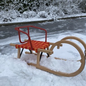 Houten slee / slede Alpen met comfortabele textiel zitting en rugleuning 95cm