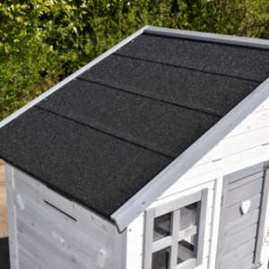 Het dak van kippenhok Holiday Medium is voorzien van zwart dakleer