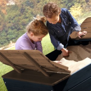 Houten zandbak Ella XL Antraciet in de tuin