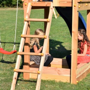 Het speeltoestel Kiosk hoog biedt ruimte voor een zandbak