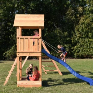 Het speeltoestel Kiosk laag wordt geleverd met schommelhaken, 4 grondankers, een montageset en een opbouwhandleiding