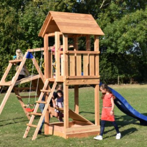 Het speeltoestel Kiosk hoog wordt geleverd exclusief de schommelzitjes