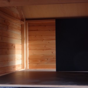 Door de klep kan je makkelijk in hondenhok Turbo om schoon te maken