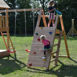 Het speeltoestel Yard is uitgebreid met een aanbouwschommel en @challenger