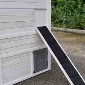 Beide nachthokken van kippenhok Double Medium zijn afsluitbaar