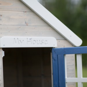 Speelhuis My Cottage met glijbaan is voorzien van een bordje met 'My House'