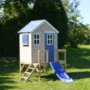 Speelhuis My Cottage met glijbaan is op een speelplateau van 60cm hoogte geplaatst