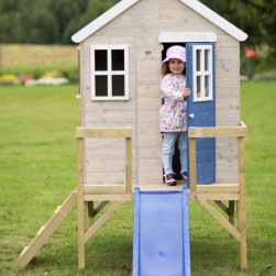 Houten speelhuis My Cottage met glijbaan wordt geleverd met blauwe en witte accenten