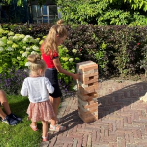 Jenga XL is een leuk behendigheidsspel om in uw tuin te spelen