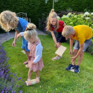 Speel met de kinderen voetje van de vloer!