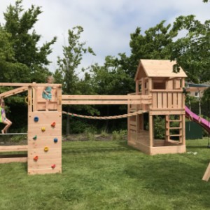 Groot houten speeltoestel Ranch, een combi van Crossfit (li) en Palazzo (re) verbonden door speelbrug Wave