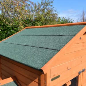 Het dak van konijnenhok Prestige Large is voorzien van groen dakleer