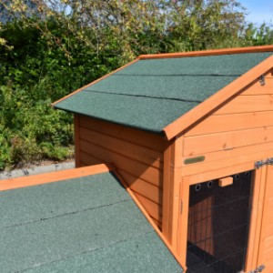 Het dak van het konijnenhok Prestige Large is voorzien van groen dakleer