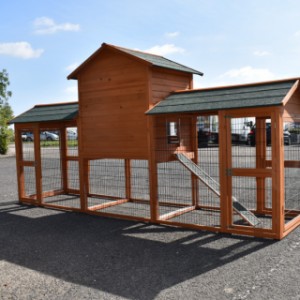 Het kippenhok Prestige Large heeft een achterkant van deels hout, deels gaas