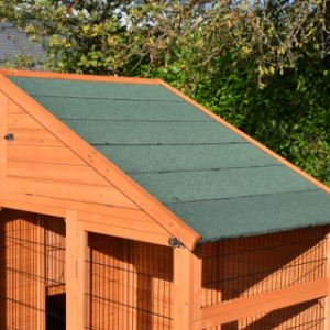 Het dak van kippenhok Holiday Large is bekleed met dakleer