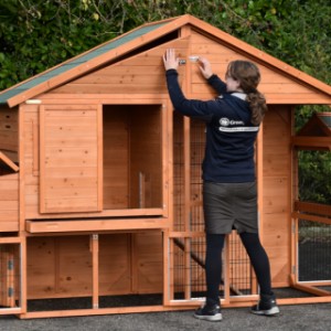 Het houten konijnenhok Holiday Large Duo Hoek heeft een handige bergzolder