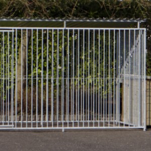 De hondenkennel heeft de afmetingen 3x2m