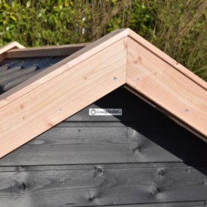 Het dak van hondenhok Snuf is voorzien van gebruikte dakpannen