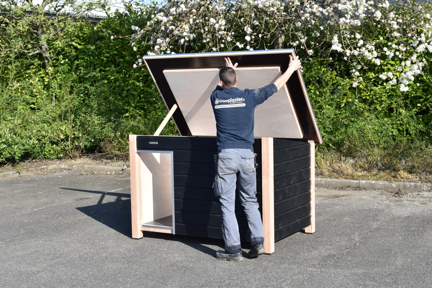 Geïsoleerd hondenhok kopen voor de winter? Bekijk snel ons geïsoleerde assortiment Ook het dak van geïsoleerd Hondenhok Loebas is geïsoleerd