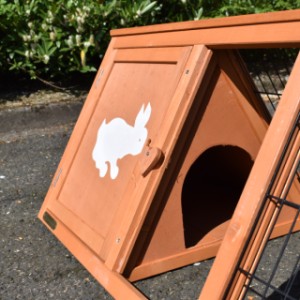 Het nachthok van konijnenhok Blecky heeft uitneembare bodemplaten