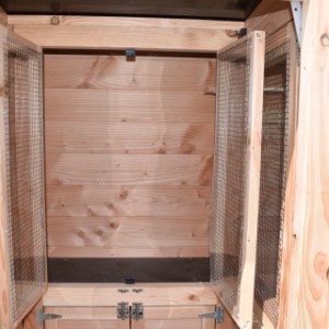 Voliere Flex 2.1 is voorzien van een nachthok met de afmetingen 80x30x85cm