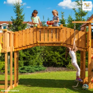 De twee speeltorens zijn verbonden met een speelbrug