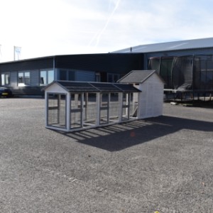 Het hok Holiday Medium biedt veel ruimte voor uw kippen