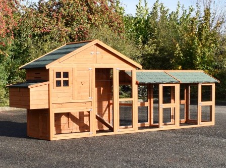 Kippenhok Holiday Medium red met 2 rennen en legnest 400x88x151cm