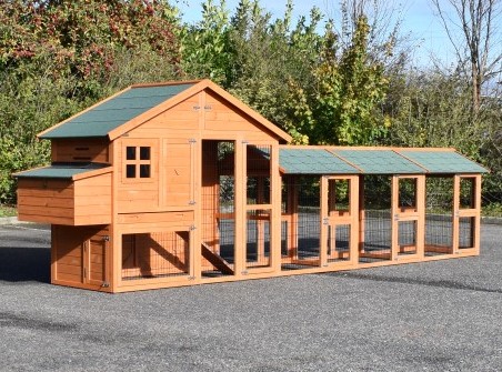 Kippenhok Holiday Medium red met 3 rennen en legnest 400x88x151cm