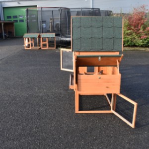 Het legnest van kippenhok Prestige Medium is voorzien van een scharnierend dak