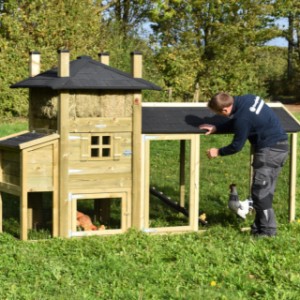 De hooiberg Rosa is geschikt voor 3 tot 5 kippen