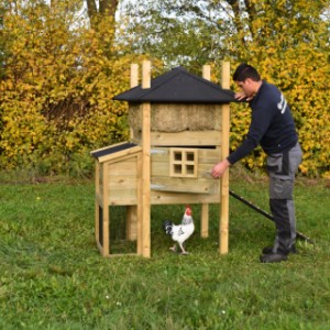 Het kippenhok hooiberg Rosalynn heeft een ruime deur naar het nachthok