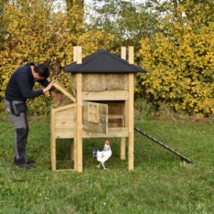 Het legnest van kippenhok hooiberg Rosalynn heeft een scharnierend dak