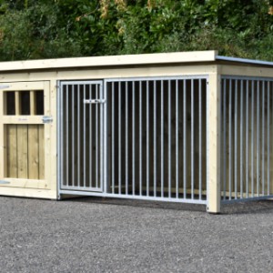 De hondenkennel is voorzien van 2 traliepanelen en een plat dak