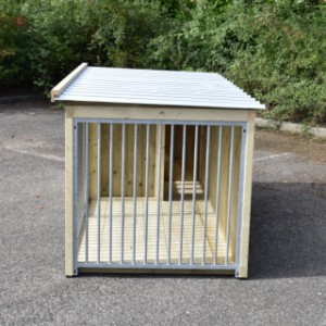 Hondenkennel heeft een plat dak