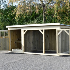 Ruime deuren in kippenhok Belle