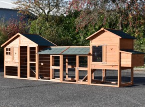 Kippenhok Holiday Medium Red met 2 rennen, legnest en Prestige Medium 490x91x151cm