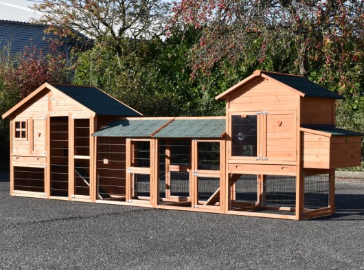 Kippenhok Holiday Medium Red met 2 rennen, legnest en Prestige Medium 490x91x151cm