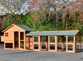 Kippenhok Holiday Medium Red met 3 rennen en legnest 497x88x151cm