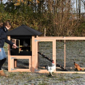 Door de grote deuren is het hok Rosy makkelijk schoon te maken