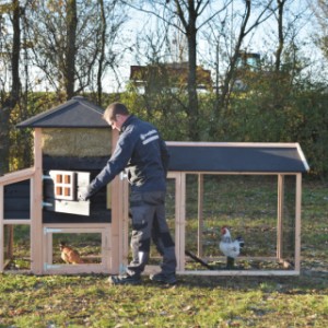 Het kippenhok Rosanne is voorzien van grote deuren