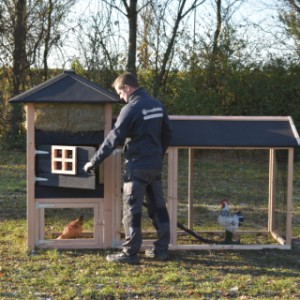 De daken zijn voorzien van zwart dakleer